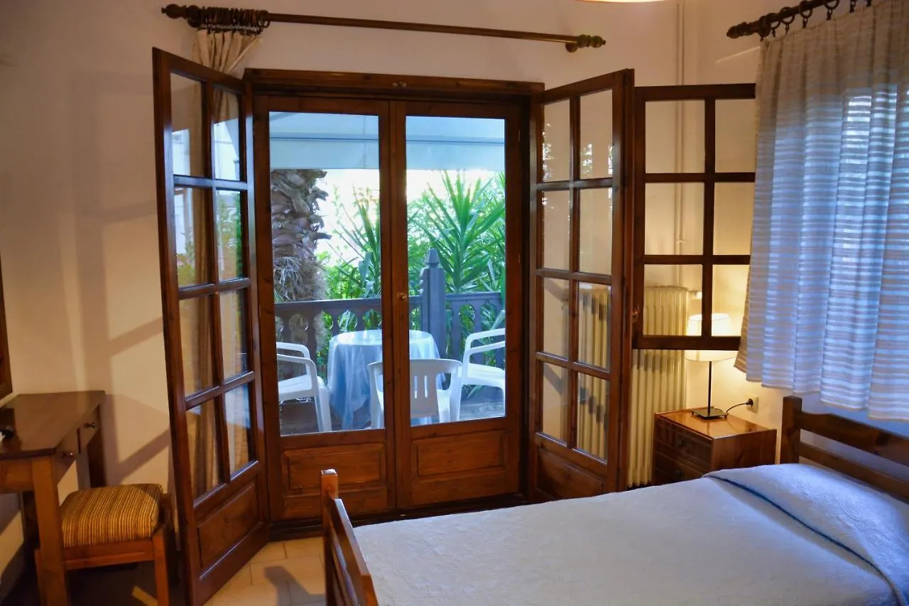 Papatzikos Traditional Guesthouse Néos Marmarás 2*,