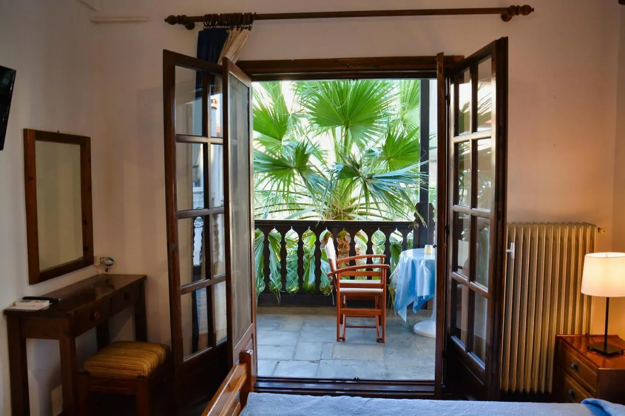 Papatzikos Traditional Guesthouse Néos Marmarás 2*,