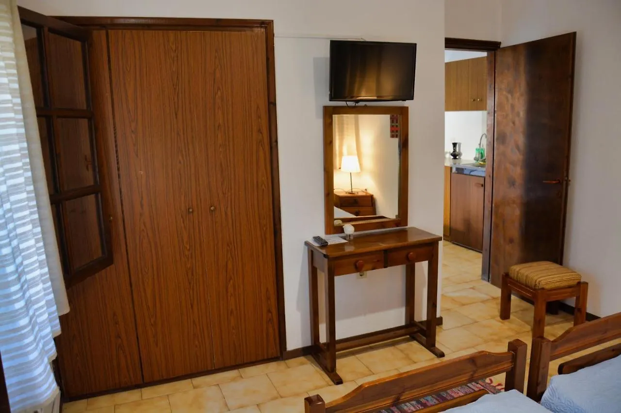 Papatzikos Traditional Guesthouse Neos Marmaras 2*,